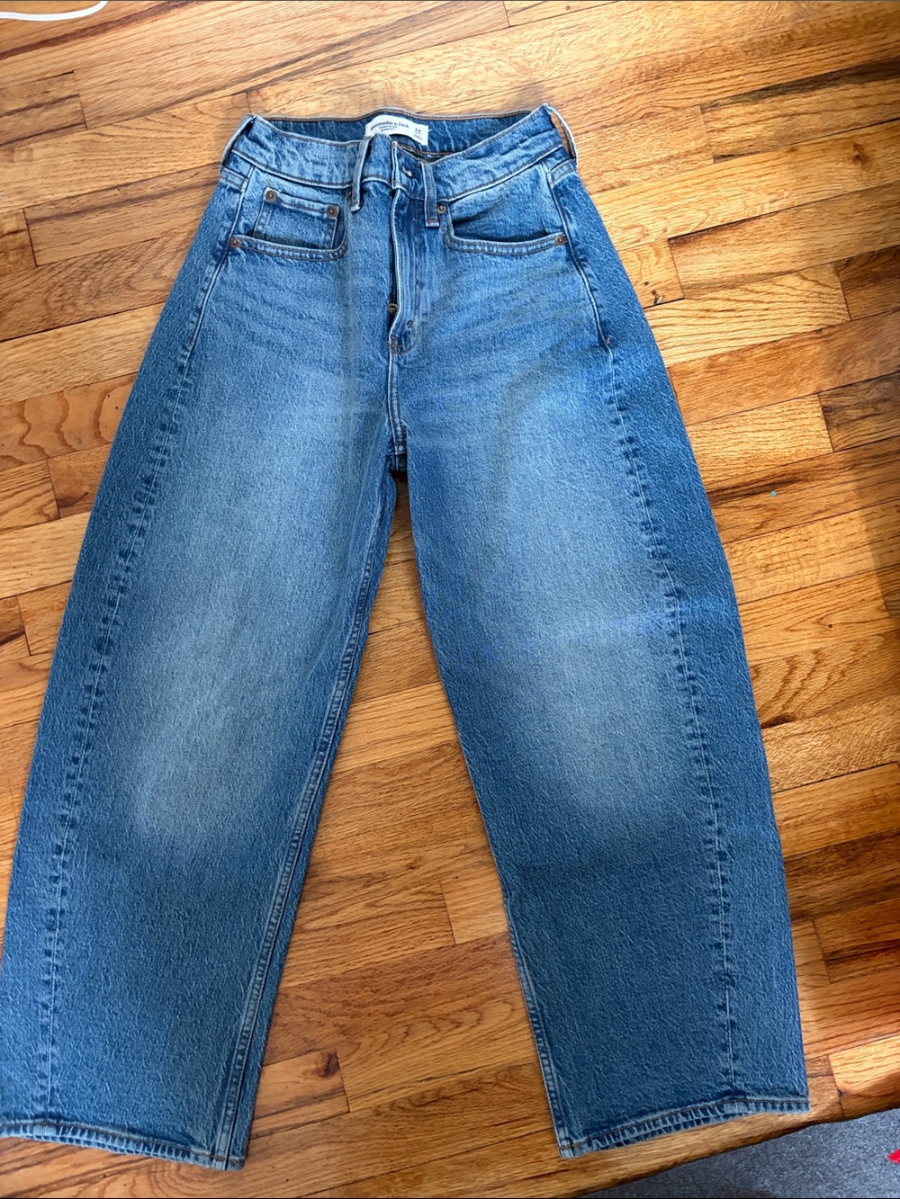Abercrombie & Fitch Wide-Leg High-Rise Jeans - Medium Blue Wash